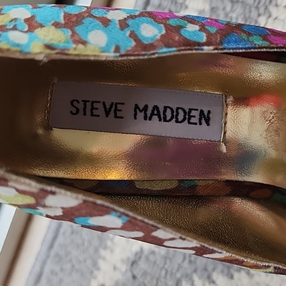 Steve Madden peep toe pumps. Beautiful multi-color pumps. 4.5" cork multi-color - Picture 2 of 4